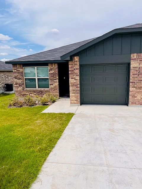 3 bed, 1215 sqft, $2,050 — Photo 2