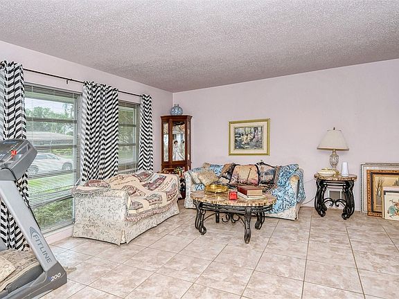 5th image of 3674 Breezemont Dr