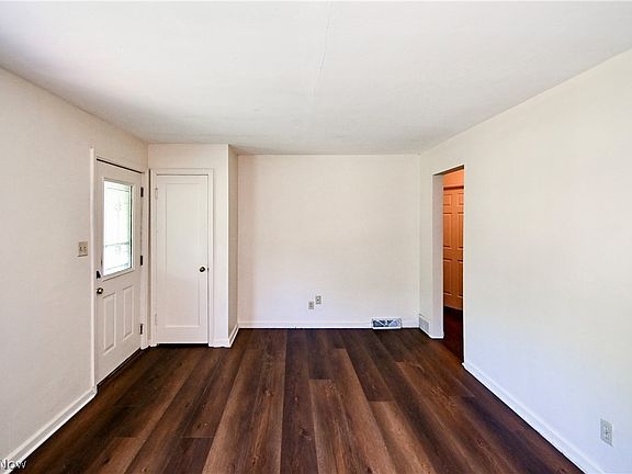 3rd image of 820 Davies Ave