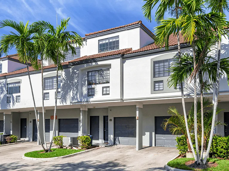 Promenade at Aventura Apartments — Photo 7