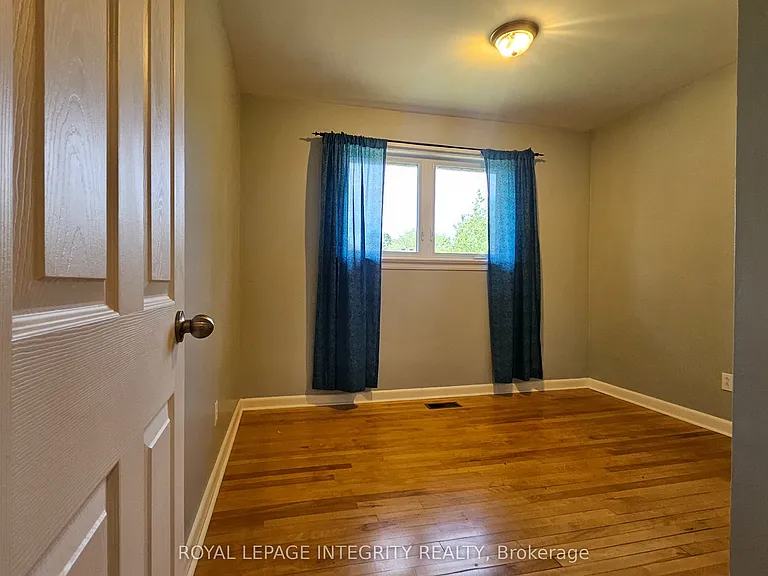 1764 Gage Cres — Photo 9