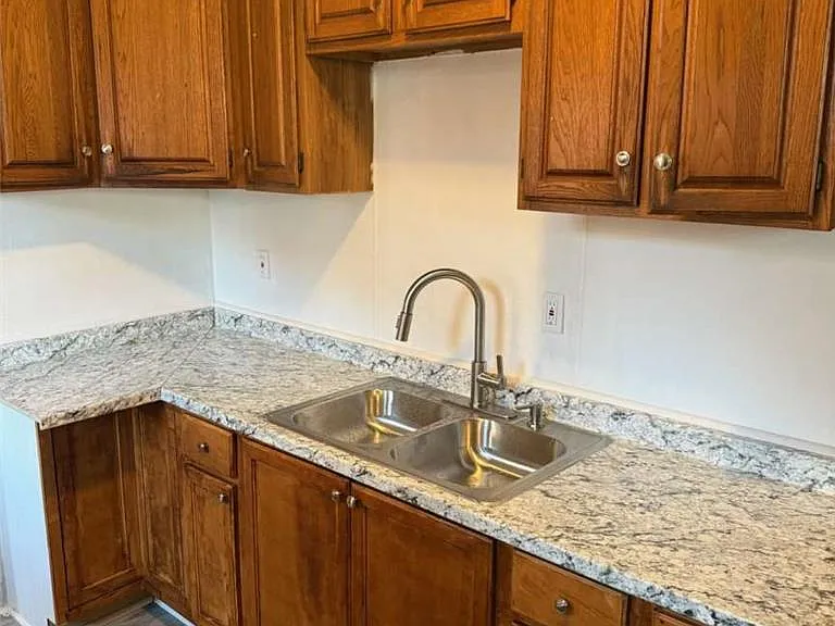 917 Center St — Photo 19