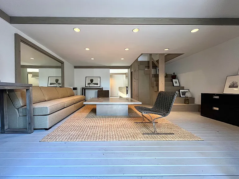 1061 Victoria Ave — Photo 2