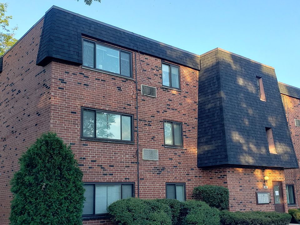 Brick building with 6 units, laundry on main level