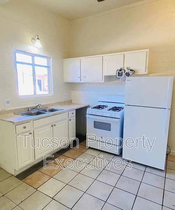240 W Sahuaro St #16