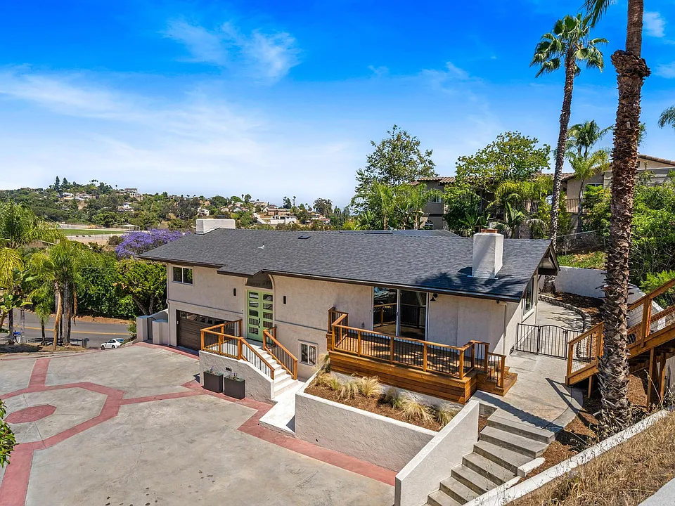4242 Avenida Gregory