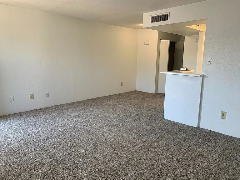 Emerald Cove Apartments — Photo 33