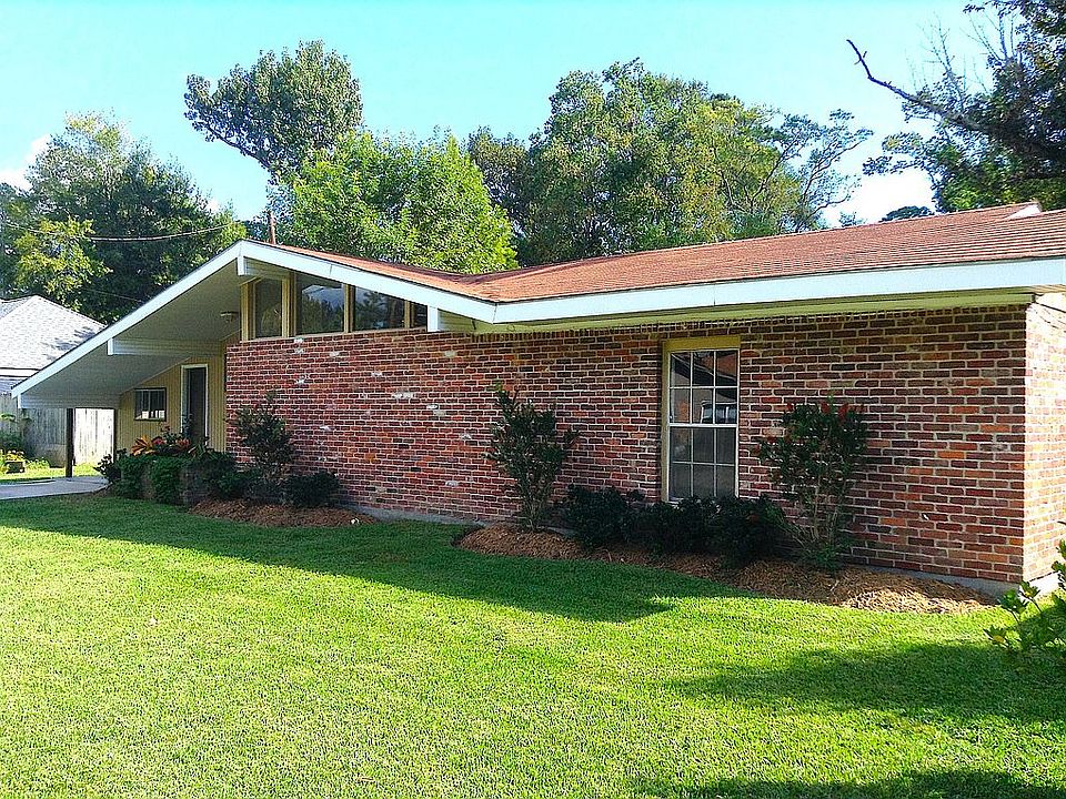 Excellent Curb Appeal