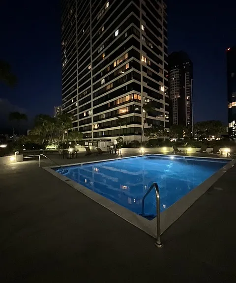 pool is open til 11pm!