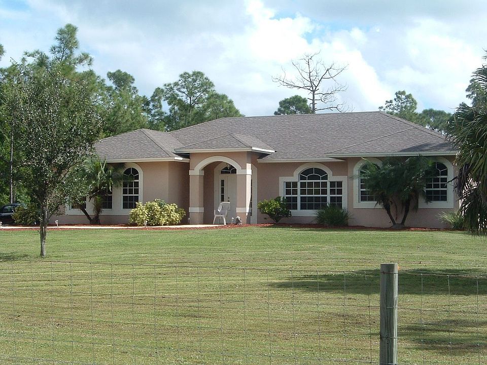 CUSTOM BUILT CBS W/4 BEDROOMS /HEATED POOL 