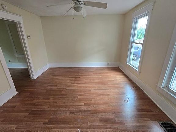3rd image of 114 1/2 Freeman Ave