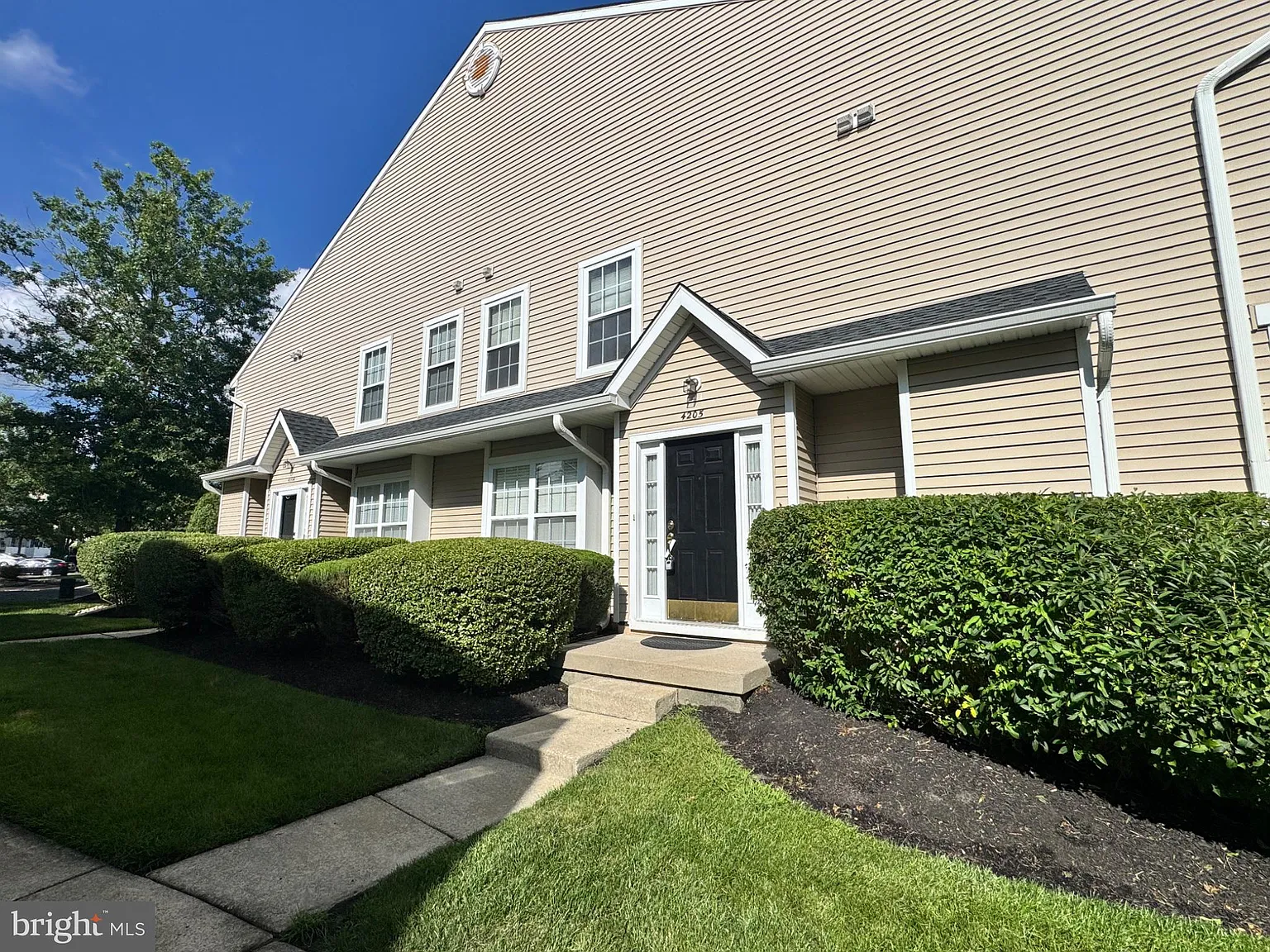 3 bed, 2.5 bath, 1626 sqft, $2,800 — Photo 3