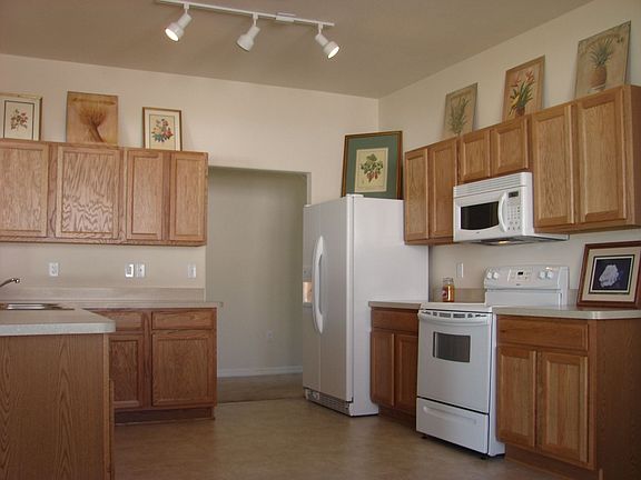 LARGE EAT IN KITCHEN WITH BREAKFAST BAR