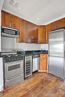5th image of 279 E 10th St #3B