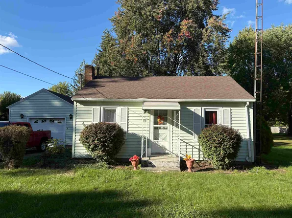718 Thayer St, Chesaning, MI 48616
