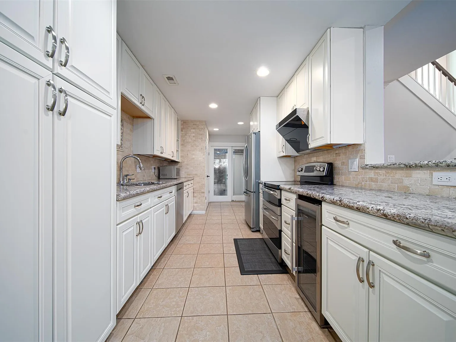 3 bed, 2.5 bath, 2100 sqft, $2,845 — Photo 2