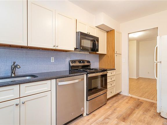 4th image of 28 Fieldstone Dr APT 10B