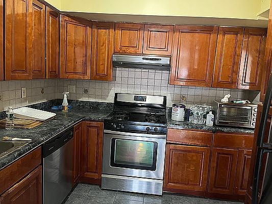 3rd image of 948 E 81st St Floor 2