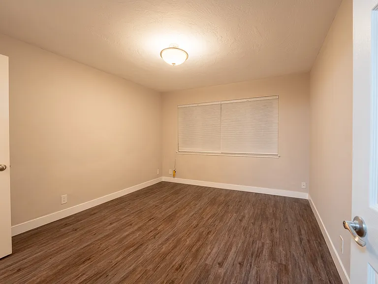 Bellevue Towers Apartments — Photo 23