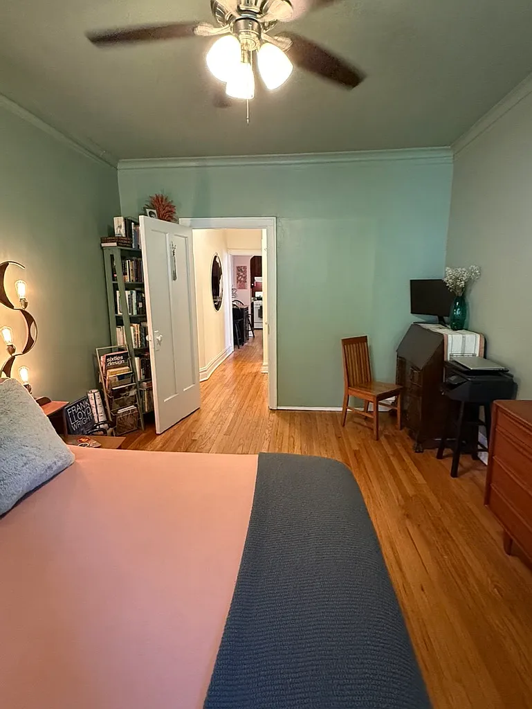 Building Photo - 2820 W Dickens Ave #1