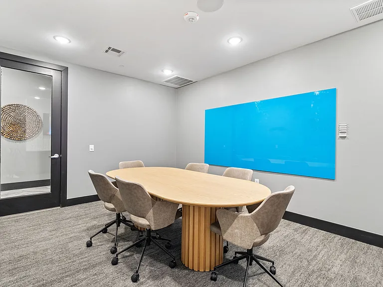 Axis Marketplace — Photo 12