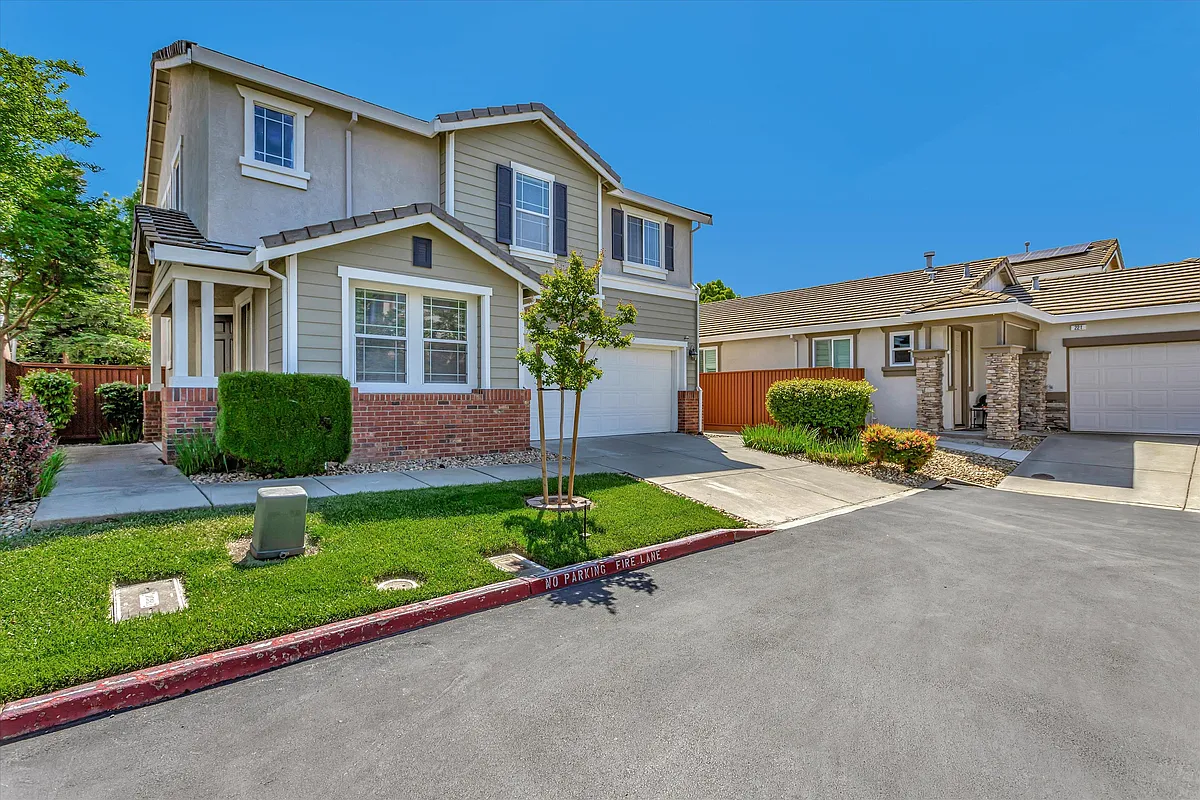 Building Photo - 231 Roundhill Ct