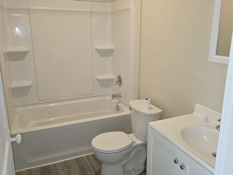 501 W 4th St #B — Photo 4