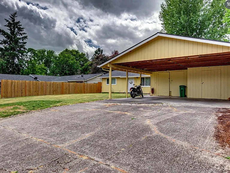 707 N Holly Dr — Photo 2