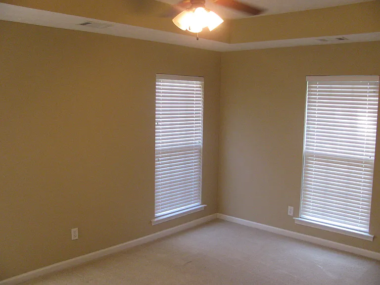 1537 Hawthorne Ln — Photo 4
