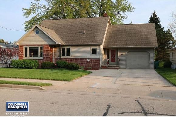 Great Curb Appeal Here...