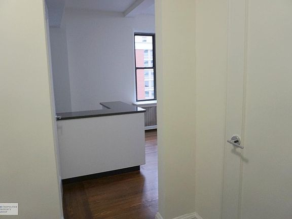 5th image of 140 E 46th St APT 10T