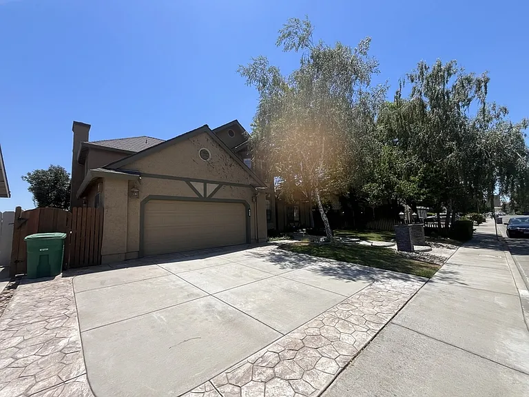 511 Bluff Dr — Photo 2