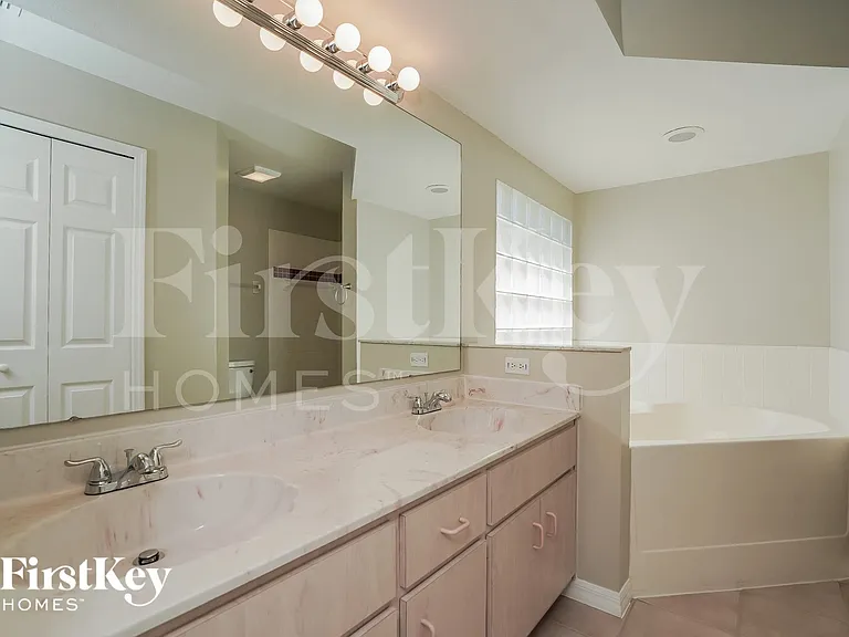 421 SE 19th St — Photo 10