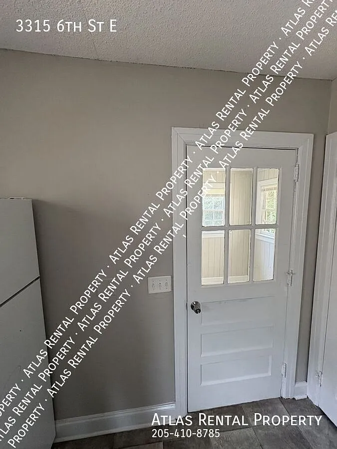Beautiful 3 Bedroom Home with Lots of Character. Appliances Included! — Photo 3