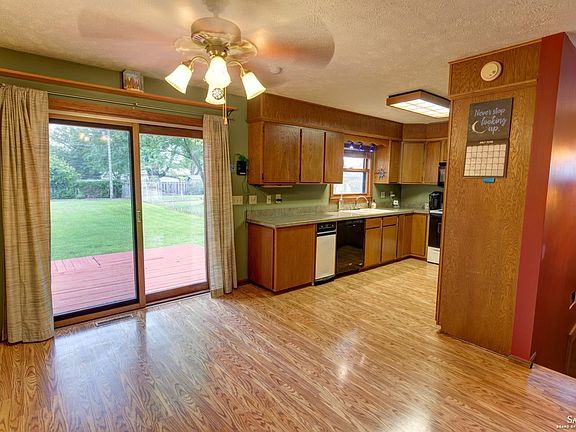 5th image of 643 Scott Ave
