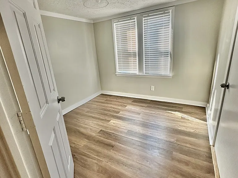 618 E Vine St — Photo 11
