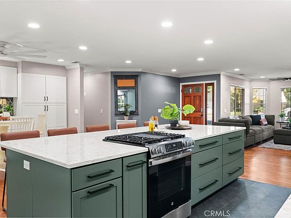 3rd image of 10 Savannah Ln