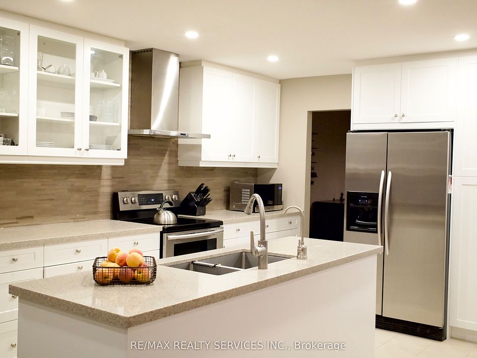 1st image of 3975 Seebring Cres