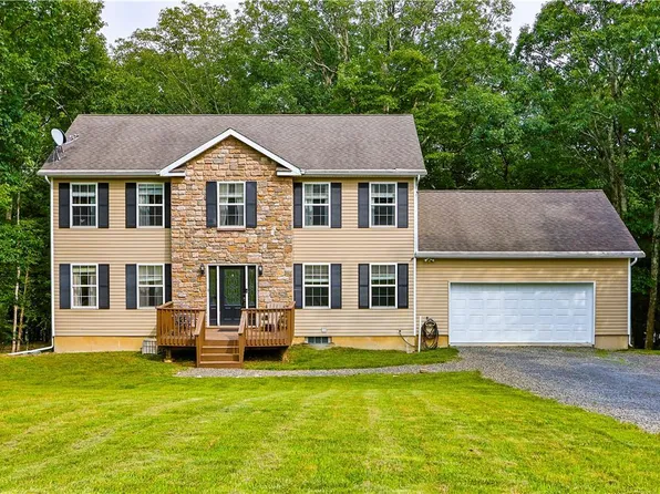 249 Oakenshield Dr, Tamiment, PA 18371