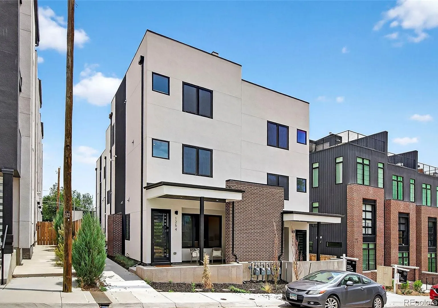 Front Facing Townhome with Rooftop Deck and Detached Garage — Photo 4