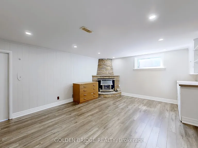438 Centre St E — Photo 21