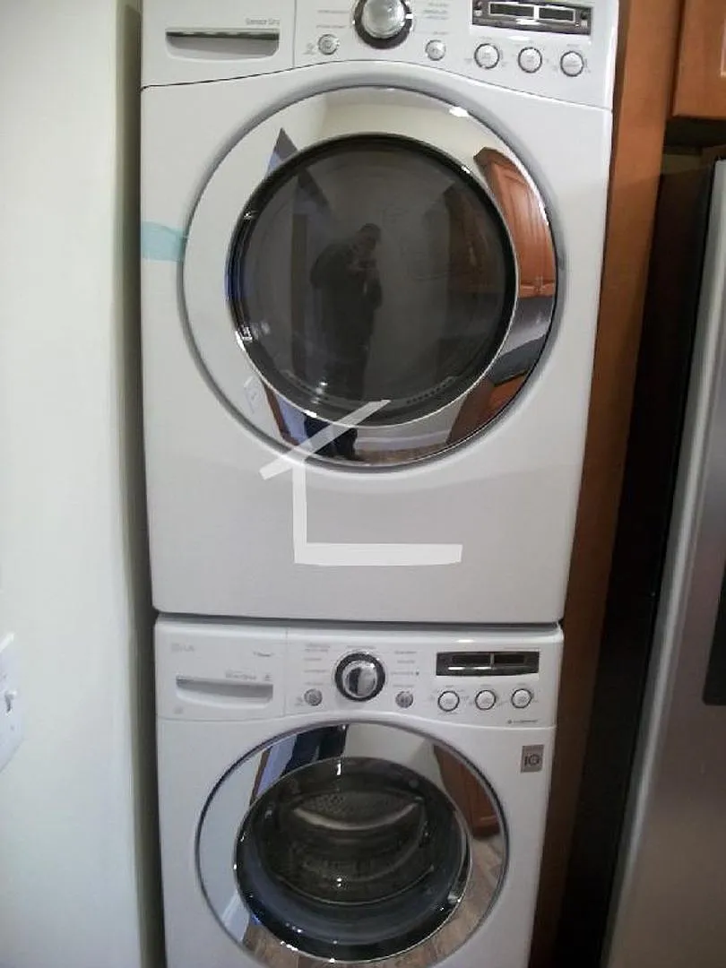 Perfect Apt for BU students! Laundry in Unit! 4 Bathrooms! Modern and Spacious — Photo 2