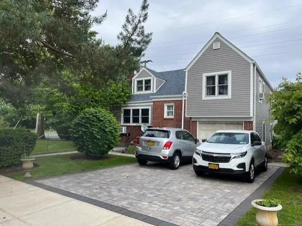 1 Jean Court, Malverne, NY 11565
