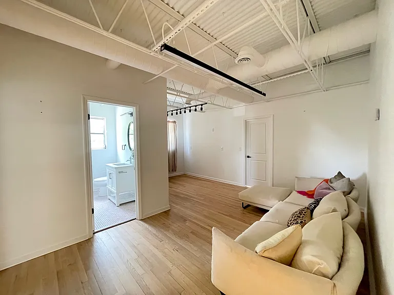 470 S Alexander St — Photo 9