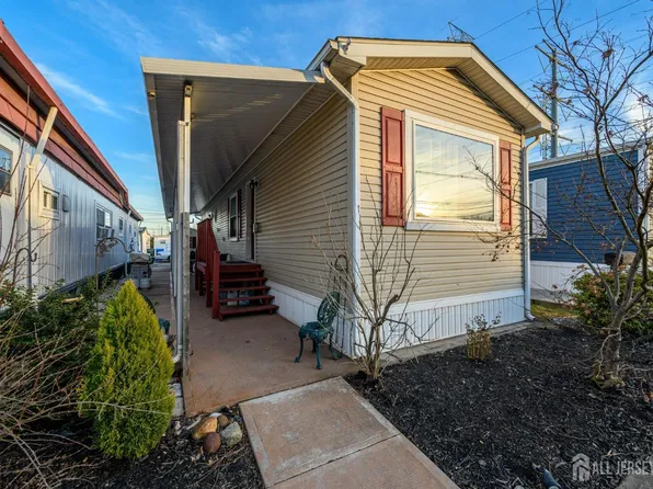 10 Matt St, Avenel, NJ 07001