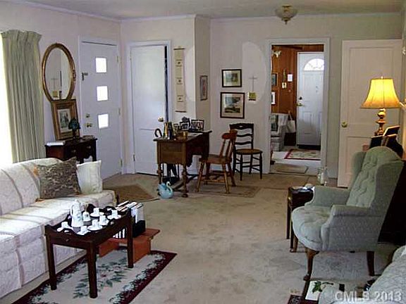 3rd image of 302 Stoneybrook Dr