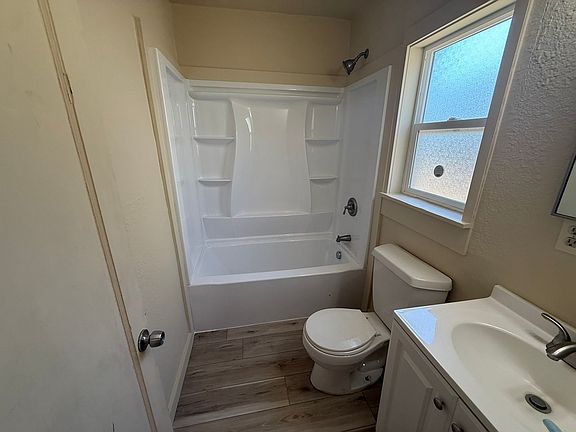 4th image of 1004-1006 E 8th St