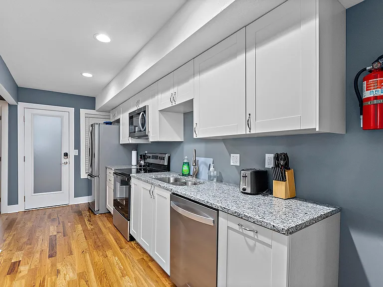4043 Kenwood Ave N #2 — Photo 4