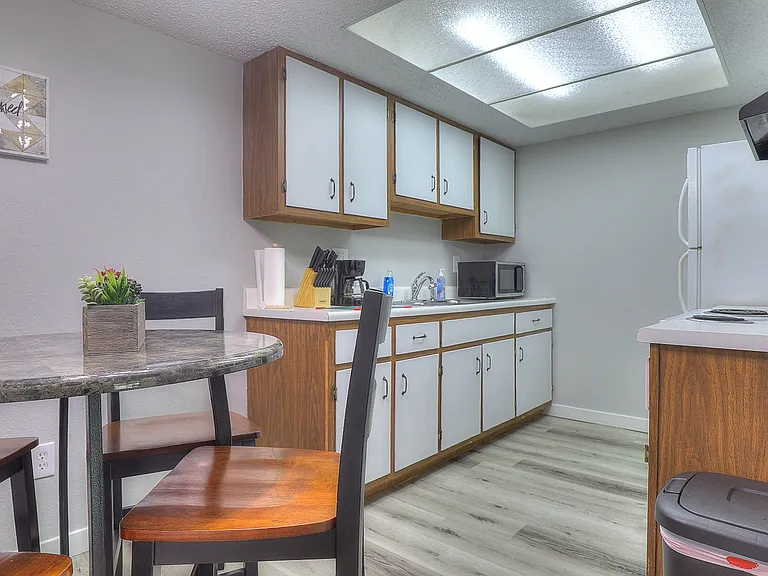 2480 N Graceland Ave #5 — Photo 16