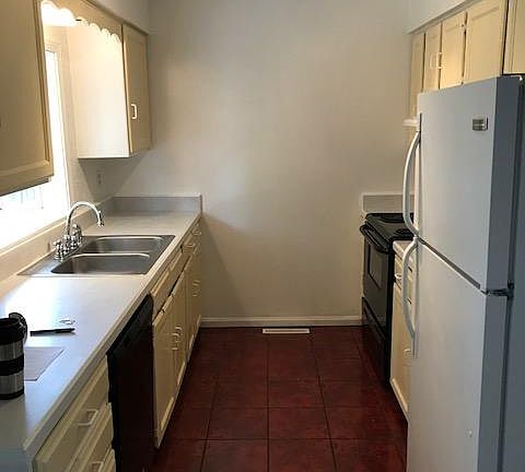 5th image of 635 Alpine St